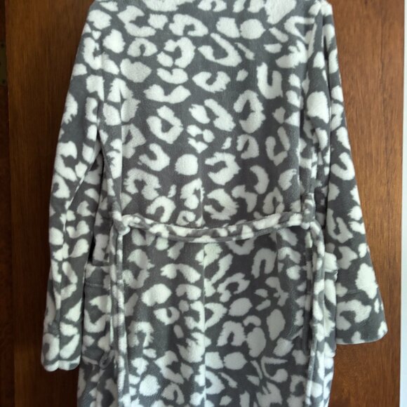 Warm, comfy women's robe with pockets and belt. Gently worn. - Picture 5 of 5